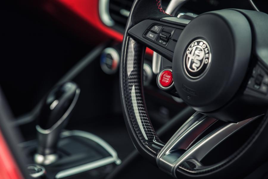 Детали интерьера Alfa Romeo Giulia Quadrifoglio (952) 2016 года  (UK) (фото 32 из 40)
